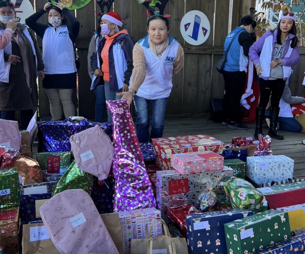 友達(dá)永續(xù)基金會「圓夢列車」年年迴響熱烈 ，認(rèn)捐同仁精心挑選禮物 、巧手包裝，整理成隊後 ，將祝福一一打包送出