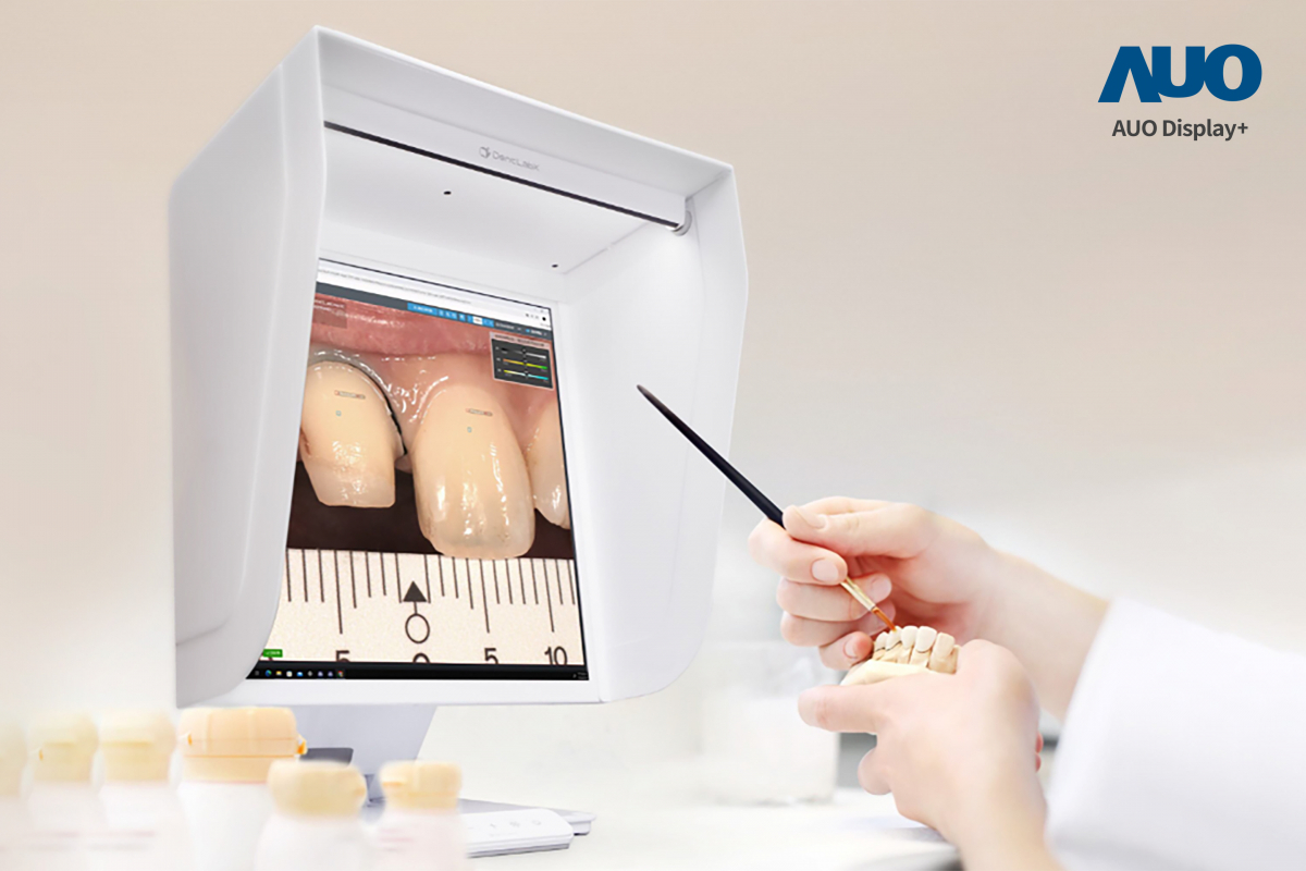 達(dá)擎智慧牙科比色解決方案獲得2025智慧顯示應(yīng)用大賞之智慧醫(yī)療獎(jiǎng)，透過(guò)獨(dú)家色彩還原運(yùn)算及AI技術(shù)，以搭載友達(dá)A.R.T.先進(jìn)抗反光顯示器，擬真還原影像，提升假牙製作效率並大幅降低重製率